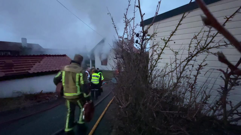 (+) Hentet livløs mann ut av brennende hus